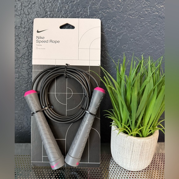 NWT Nike Speed Rope – Adjustable 9ft Jump Rope – Gray & Pink - Picture 1 of 2